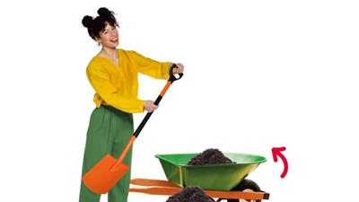 Vrouw schept compost