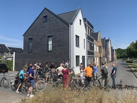 Gemeenteraadsleden op de fiets bij Parkwijk