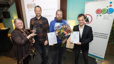 Winnaar Tom Bremer en de overige genomineerden worden in het zonnetje gezet door Margriet van Oosten, voorzitter van GOL Lelystad 