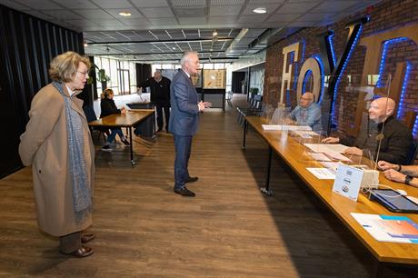 Waarnemend burgemeester Ineke Bakker bracht op verkiezingsdag met Commissaris van de Koning Arjen Gerritsen een bezoek aan het stembureau in Luchtvaartmuseum Aviodrome