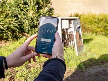 Met de Fixi-app kun je eenvoudig via de de smartphone meldingen over de openbare ruimte doorgeven