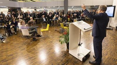 Wethouder Dennis Grimbergen proost met de bezoekers van de nieuwjaarsbijeenkomst op een goed 2023