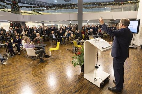 Wethouder Dennis Grimbergen proost met de bezoekers van de nieuwjaarsbijeenkomst op een goed 2023
