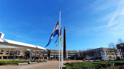 De vlag bij het stadhuis hangt woensdag halfstok als steunbetuiging aan de slachtoffers van de zware aardbevingen in Turkije en Syrië