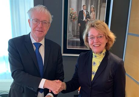 Commissaris van de Koning Leen Verbeek feliciteert Ineke Bakker met haar beëdiging tot waarnemend burgemeester van Lelystad