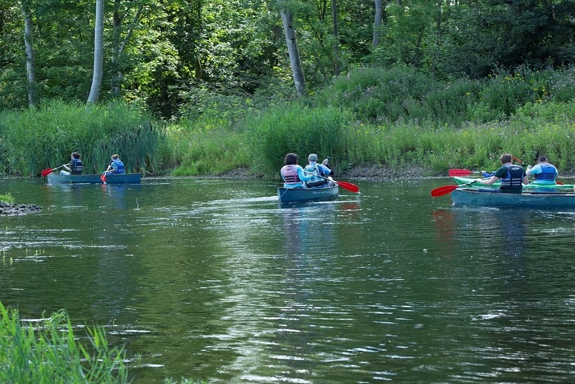 Kanoërs op een riviertje