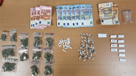 De politie vond verdovende middelen, diverse wapens, geld en gegevensdragers (Foto: Politie Lelystad)