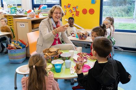 Waarnemend burgemeester Ineke Bakker praat met kinderen tijdens het burgemeestersontbijt op OBS De Finnjol