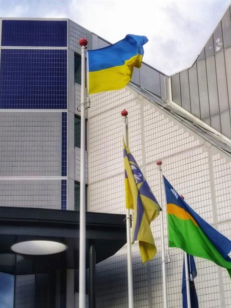 Oekrainse, Flevolandse en Lelystadse vlaggen voor het stadhuis