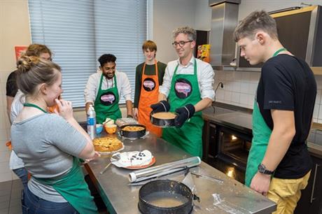 Wethouder Rinze Broekema bakt appeltaarten met de jongeren van Challenge Up