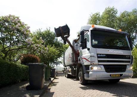 vrachtwagen van HVC leegt afvalbakken