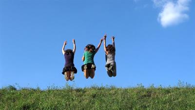 Kinderen springen in de lucht