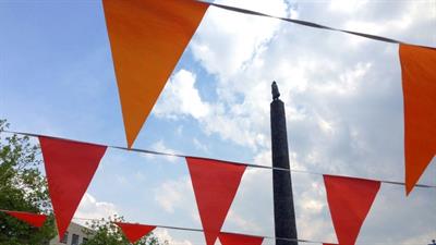 Oranje vlaggen op Stadhuisplein